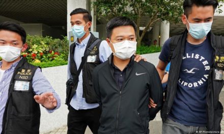 Állambiztonsági okokra hivatkozva hongkongi újságírókat tartóztattak le