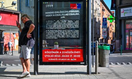 Az új „melegtörvény” miatt ki kellett takarni a Barátok Közt plakátkampányát
