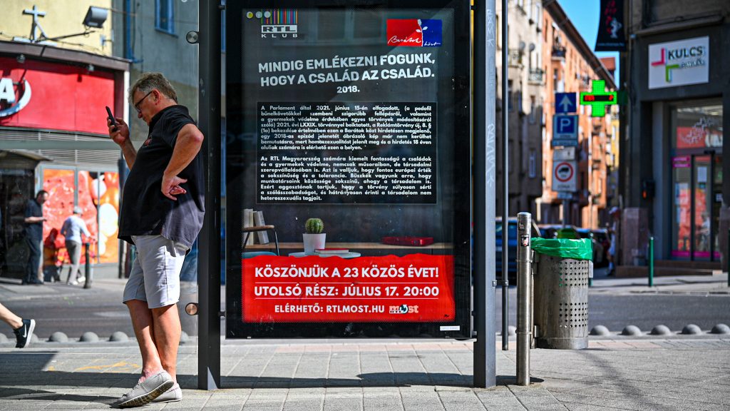 Az új „melegtörvény” miatt ki kellett takarni a Barátok Közt plakátkampányát