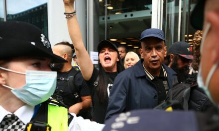 Oltásellenes tüntetők foglalták el az ITV és a Channel 4 központját Londonban