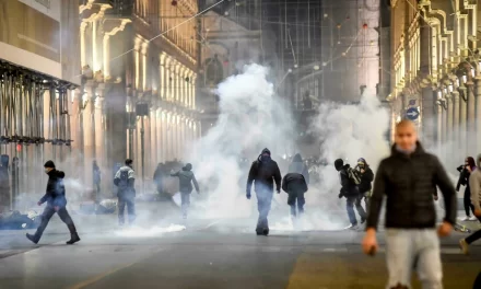 Olaszországban a tüntetők bántalmazzák az oltásellenes tüntetésekről tudósító újságírókat