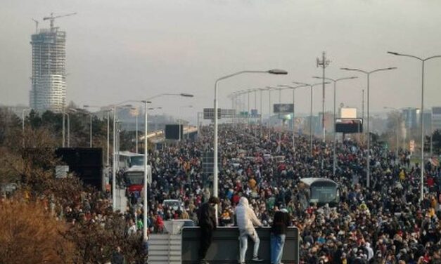 A belgrádi tüntetésen készült fotó, amely egy nap alatt körbejárta a világot