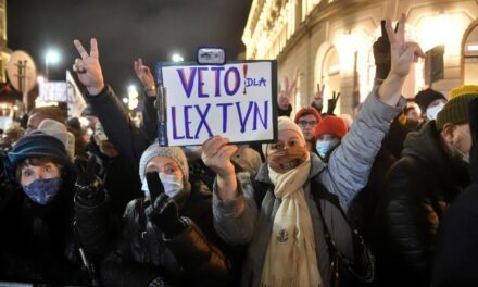 Tüntetnek az új lengyel médiatörvény ellen