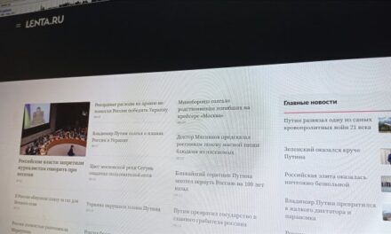 <span class="entry-title-primary">Háború- és Putyin-ellenes szalagcímek jelentek meg az egyik legnagyobb orosz hírportálon.</span> <span class="entry-subtitle">A Lenta.ru munkatársai szerint nem külső hekkertámadás áll a háttérben, hanem maguk publikálták a cikkeket.</span>