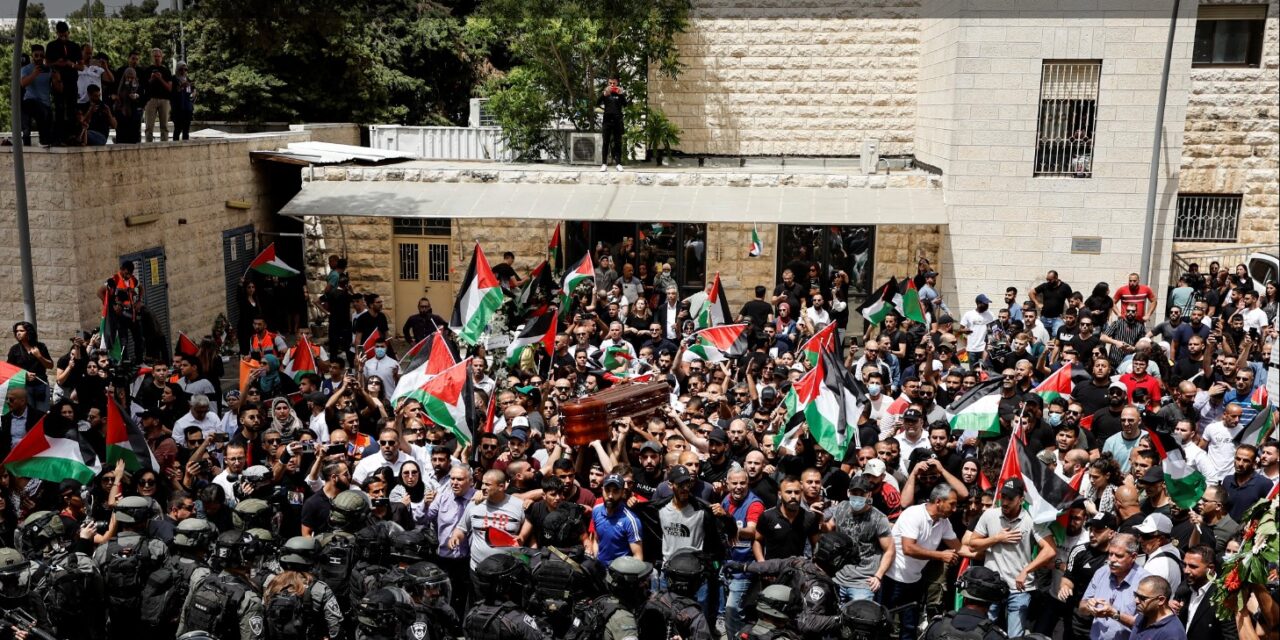 Izraeli rendőrök rohanták le Sirin Abu Akla palesztin újságírónő temetési menetét