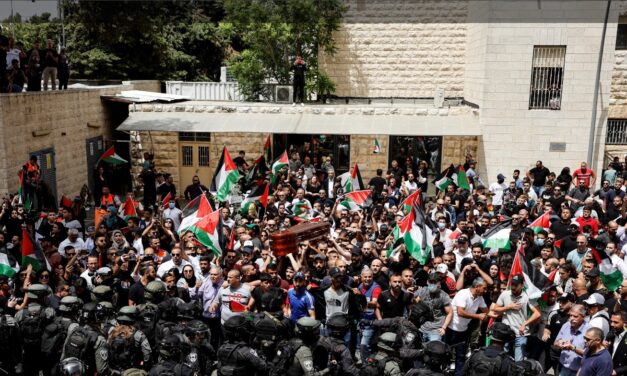 Izraeli rendőrök rohanták le Sirin Abu Akla palesztin újságírónő temetési menetét