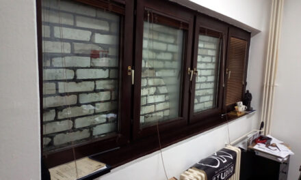 Elhalasztották a vranjei OK Rádió ablakai emelt fal lebontását