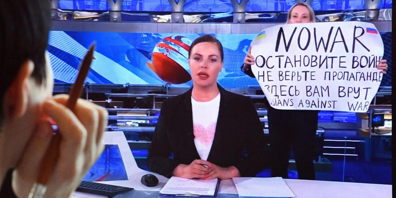 Megszökhetett a házi őrizetből a háború ellen élő adásban tiltakozó orosz tévés