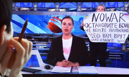 Az orosz hadsereg „lejáratása” miatt letartóztatták az orosz televízió műsorában tiltakozó újságírónőt