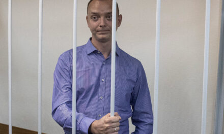 Cikkei miatt 22 év börtönre ítéltek egy orosz újságírót