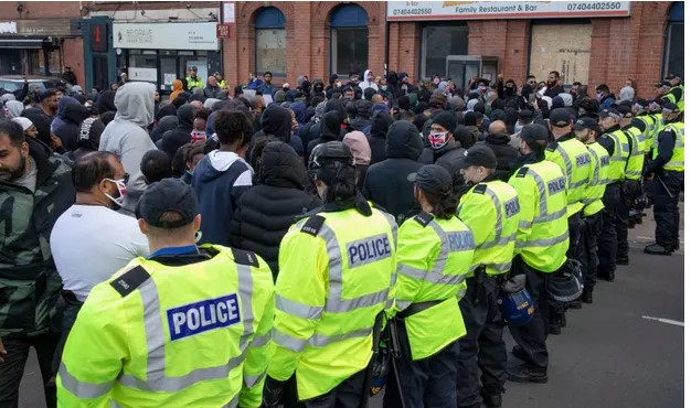 Leicester polgármestere szerint a városban kitört zavargásokat közösségi oldalakon közzétett dezinformációk okozták (Videóval)