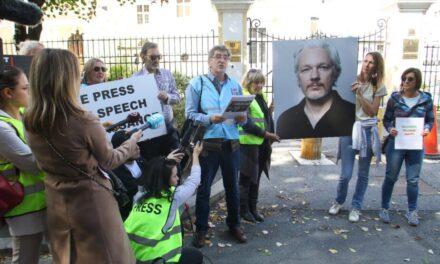 <span class="entry-title-primary">A szerbiai újságírók is Assange védelmére keltek</span> <span class="entry-subtitle">Azt kérik a brit nagykövetségtől, hogy a WikiLeaks alapítóját ne adják ki az Egyesült Államoknak</span>