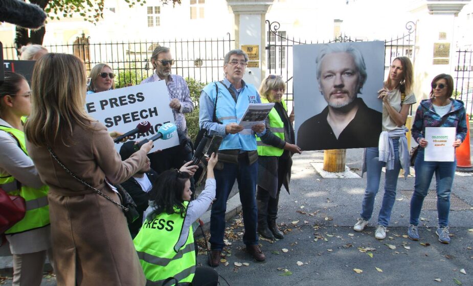 <span class="entry-title-primary">A szerbiai újságírók is Assange védelmére keltek</span> <span class="entry-subtitle">Azt kérik a brit nagykövetségtől, hogy a WikiLeaks alapítóját ne adják ki az Egyesült Államoknak</span>