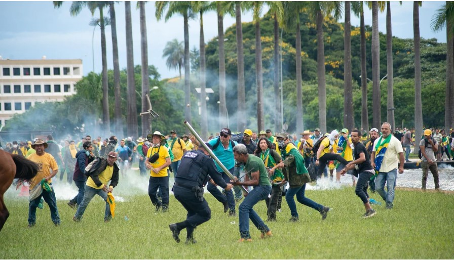 Legalább 12 újságírót ért támadás Brazília fővárosában kitört zavargások során