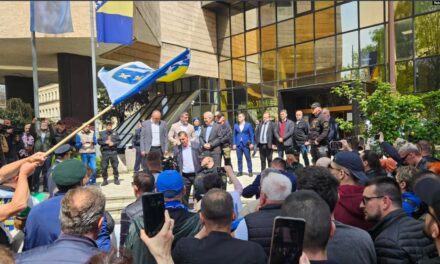 Szarajevóban a tiltakozók rátámadtak az N1 és a Face TV újságíróira és az új kormányt támogató képviselőkre