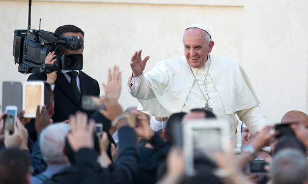Ferenc pápa: A félretájékoztatás és álhírek az újságírás legfőbb bűne