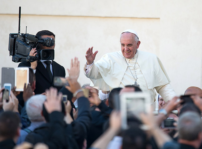 Ferenc pápa: A félretájékoztatás és álhírek az újságírás legfőbb bűne