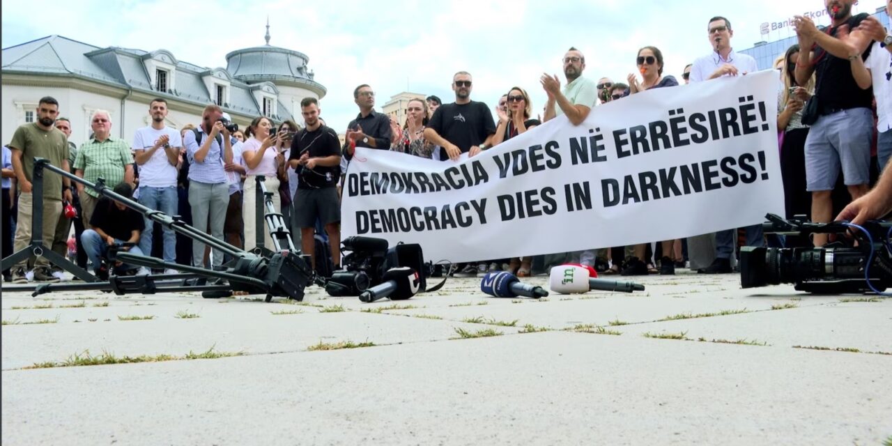A bíróság elhalasztotta a Klan Kosova tévéadó munkavállalási engedélyének visszavonásáról szóló döntést