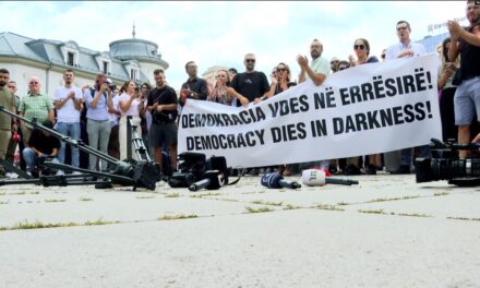A bíróság elhalasztotta a Klan Kosova tévéadó munkavállalási engedélyének visszavonásáról szóló döntést