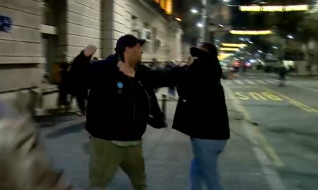 A tegnapi belgrádi tiltakozáson rátámadtak az N1 hírtelevízió munkatársára