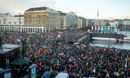 Egy oknyomozó portál írása nyomán robbantak ki a német neonáciellenes tüntetések