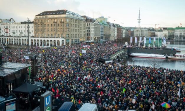 Egy oknyomozó portál írása nyomán robbantak ki a német neonáciellenes tüntetések