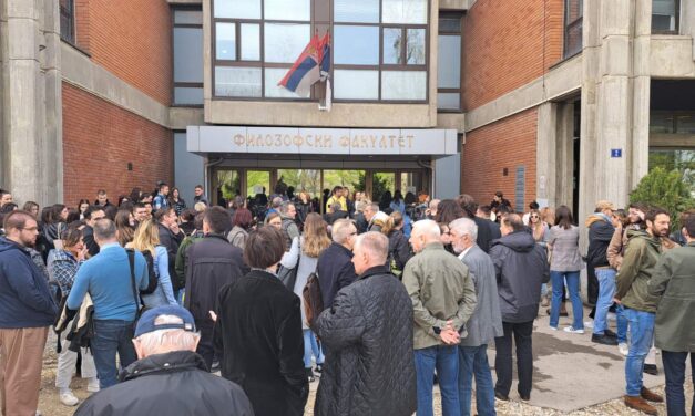 Az Újvidéki Bölcsészeti Kar professzorai is kiálltak Dinko Gruhonjić mellett