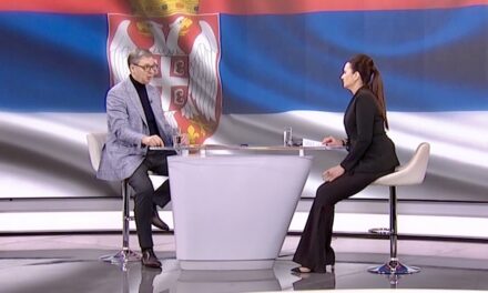 ALEKSANDAR VUČIĆ A SZERBIAI RÁDIÓ ÉS TELEVÍZIÓ (RTS) HÍRADÓJÁBAN SÉRTEGETTE A KÖZSZOLGÁLATI TELEVÍZIÓT