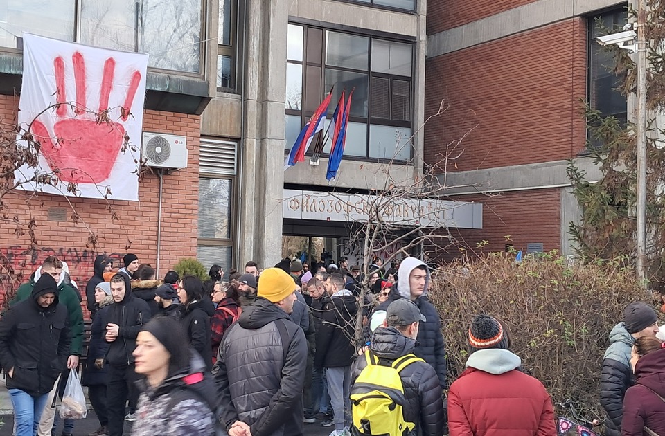 A SAJTÓSZABADSÁGÉRT KOALÍCIÓ TÁMOGATÁSÁRÓL BIZTOSÍTOTTA AZ EGYETEMISTATÜNTETÉSEKET: „MOST ŐK TARTANAK NEKÜNK ÓRÁT A SZOLIDARITÁSBÓL”