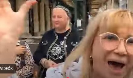 KRAGUJEVÁCON AZ SNS STANDJÁNÁL MEGÜTÖTTÉK A GLAS ŠUMADIJE ÚJSÁGÍRÓNŐJÉT (VIDEÓVAL)
