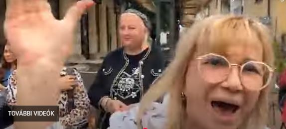 KRAGUJEVÁCON AZ SNS STANDJÁNÁL MEGÜTÖTTÉK A GLAS ŠUMADIJE ÚJSÁGÍRÓNŐJÉT (VIDEÓVAL)