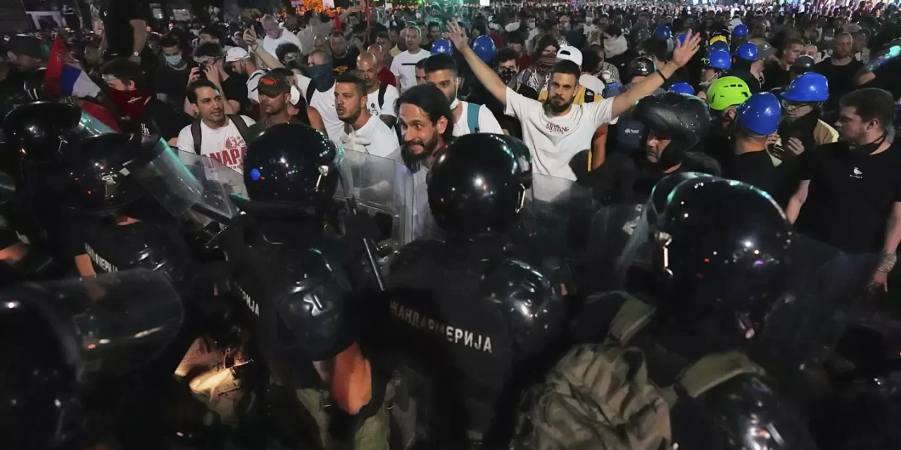 MUNKÁJUK VÉGZÉSE KÖZBEN TÖBB ÚJSÁGÍRÓT IS BÁNTALMAZTAK A BELGRÁDI RENDŐRÖK (VIDEÓVAL)