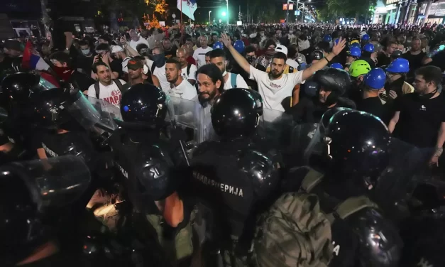 MUNKÁJUK VÉGZÉSE KÖZBEN TÖBB ÚJSÁGÍRÓT IS BÁNTALMAZTAK A BELGRÁDI RENDŐRÖK (VIDEÓVAL)