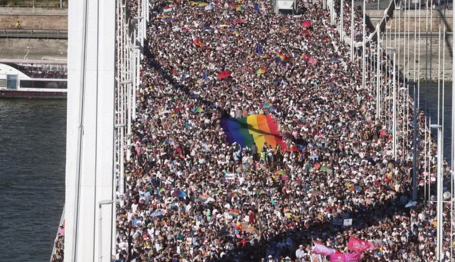 <span class="entry-title-primary">ATV: élő közvetítés helyett élő mellébeszélés</span> <span class="entry-subtitle">Az igérete ellenére a televíziós csatorna mégsem közvetítette élőben a Budapest Pride-ot</span>