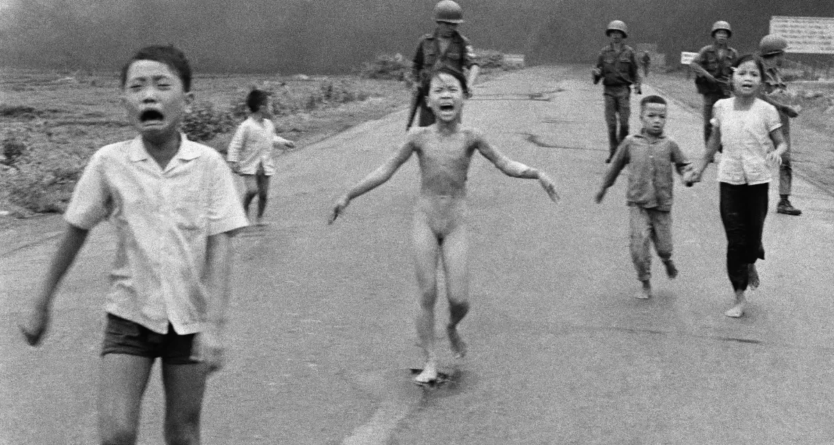 ÖTVENHÁROM ÉV UTÁN DERÜLT KI AZ IGAZSÁG A „NAPALM LÁNY” CÍMET VISELŐ IKONIKUS HÁBORÚS FOTÓRÓL