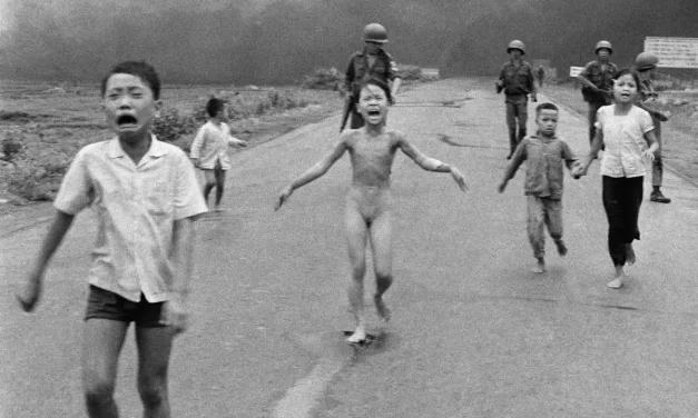 ÖTVENHÁROM ÉV UTÁN DERÜLT KI AZ IGAZSÁG A „NAPALM LÁNY” CÍMET VISELŐ IKONIKUS HÁBORÚS FOTÓRÓL