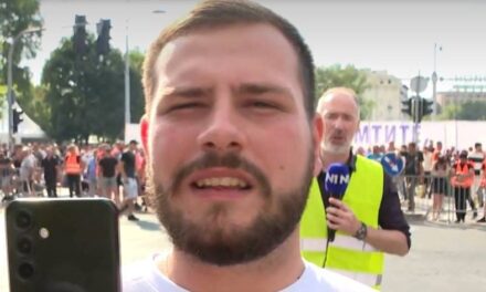 EGY ISMERETLEN FÉRFI ZAKLATOTT TÖBB, VID-NAPI NAGYGYŰLÉSRŐL TUDÓSÍTÓ ÚJSÁGÍRÓT (VIDEÓVAL)