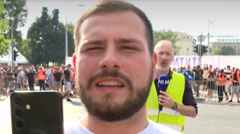EGY ISMERETLEN FÉRFI ZAKLATOTT TÖBB, VID-NAPI NAGYGYŰLÉSRŐL TUDÓSÍTÓ ÚJSÁGÍRÓT (VIDEÓVAL)
