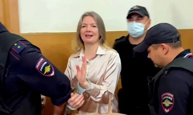 ELLENZÉKI KAPCSOLATAI MIATT 12 ÉV BÖRTÖNRE ÍTÉLTEK EGY OROSZ ÚJSÁGÍRÓNŐT