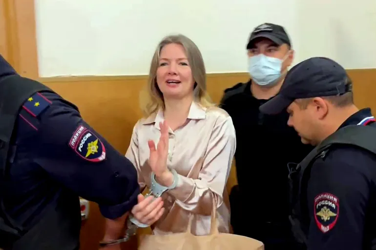 ELLENZÉKI KAPCSOLATAI MIATT 12 ÉV BÖRTÖNRE ÍTÉLTEK EGY OROSZ ÚJSÁGÍRÓNŐT