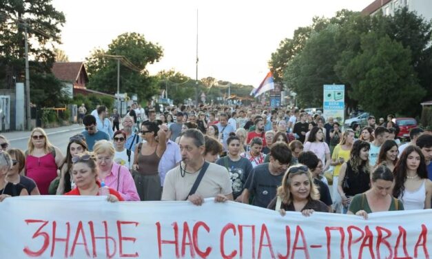 A NIŠI TELEVÍZIÓ ELLEN TÜNTETTEK (VIDEÓVAL)