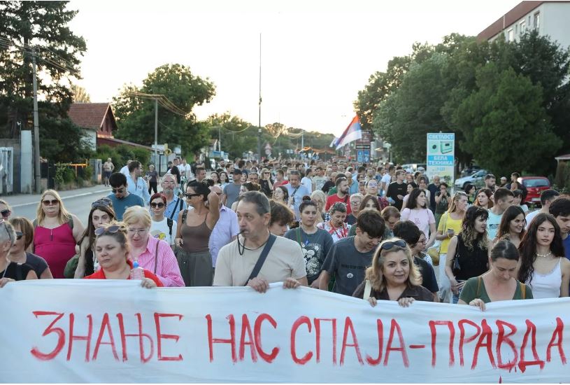 A NIŠI TELEVÍZIÓ ELLEN TÜNTETTEK (VIDEÓVAL)