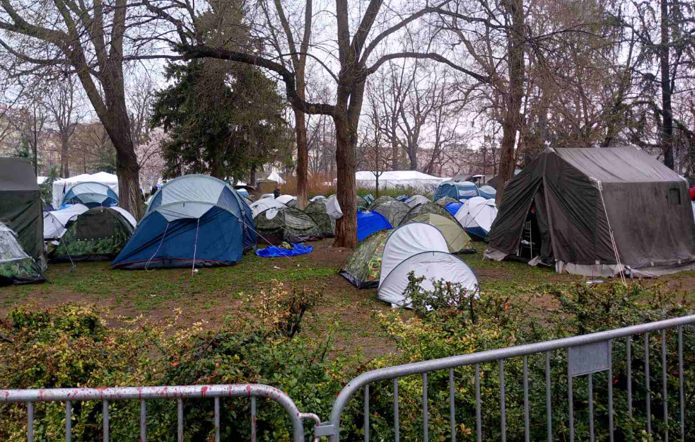 A BELGRÁDI PIONÍR PARKNÁL TOJÁSSAL DOBÁLTÁK MEG AZ INSAJDER TV FORGATÓCSOPORTJÁT