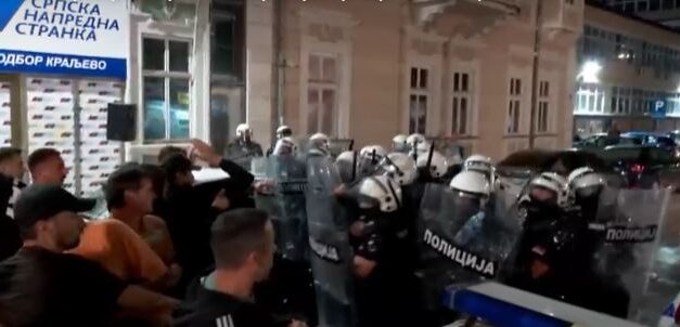 EGY CSENDŐR A KRALJEVÓI TÜNTETÉSEN RÁTÁMADT A NOVA S OPERATŐRÉRE (VIDEÓVAL)