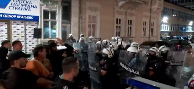 EGY CSENDŐR A KRALJEVÓI TÜNTETÉSEN RÁTÁMADT A NOVA S OPERATŐRÉRE (VIDEÓVAL)