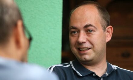 A SZERB KORMÁNYPÁRTI MÉDIUMOK A HATALMAT BÍRÁLÓK LAKCÍMÉT IS KÖZZÉ TESZIK