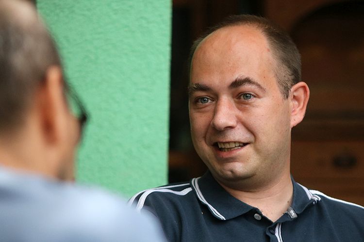 A SZERB KORMÁNYPÁRTI MÉDIUMOK A HATALMAT BÍRÁLÓK LAKCÍMÉT IS KÖZZÉ TESZIK