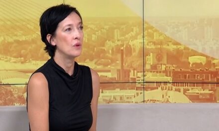 ÚJSÁGÍRÓNŐT BÁNTALMAZTAK A SZERB HALADÓ PÁRT BELGRÁDI IRODÁJA ELŐTT