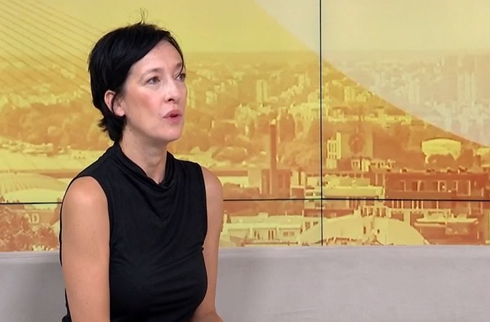 ÚJSÁGÍRÓNŐT BÁNTALMAZTAK A SZERB HALADÓ PÁRT BELGRÁDI IRODÁJA ELŐTT