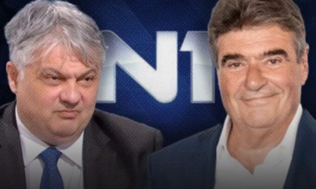 KISZIVÁRGOTT HANGFELVÉTEL: VUČIĆ KÖZVETLENÜL KÖVETELTE A FÜGGETLEN MÉDIA VEZETŐJÉNEK ELTÁVOLÍTÁSÁT (VIDEÓVAL)